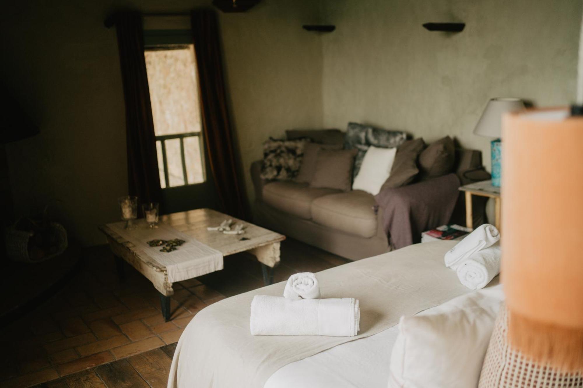 Mas El Mir Guest House รีโปลล์ ภายนอก รูปภาพ
